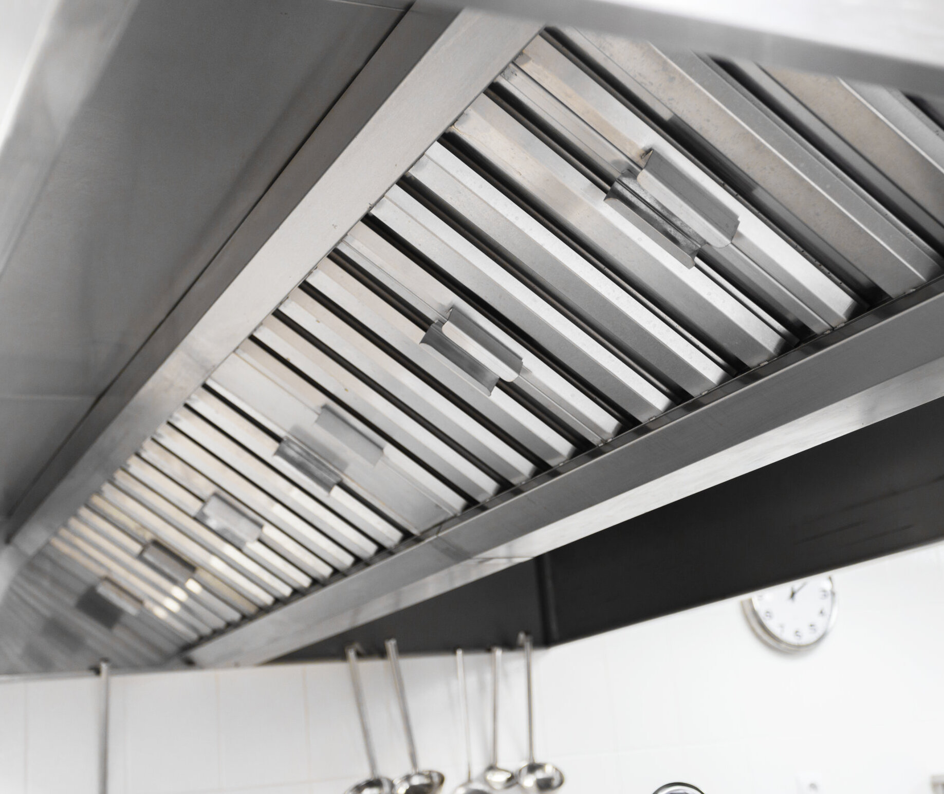 Steel shiny clean cooker hood in a restaurant impianti-di-aspirazione-industriale